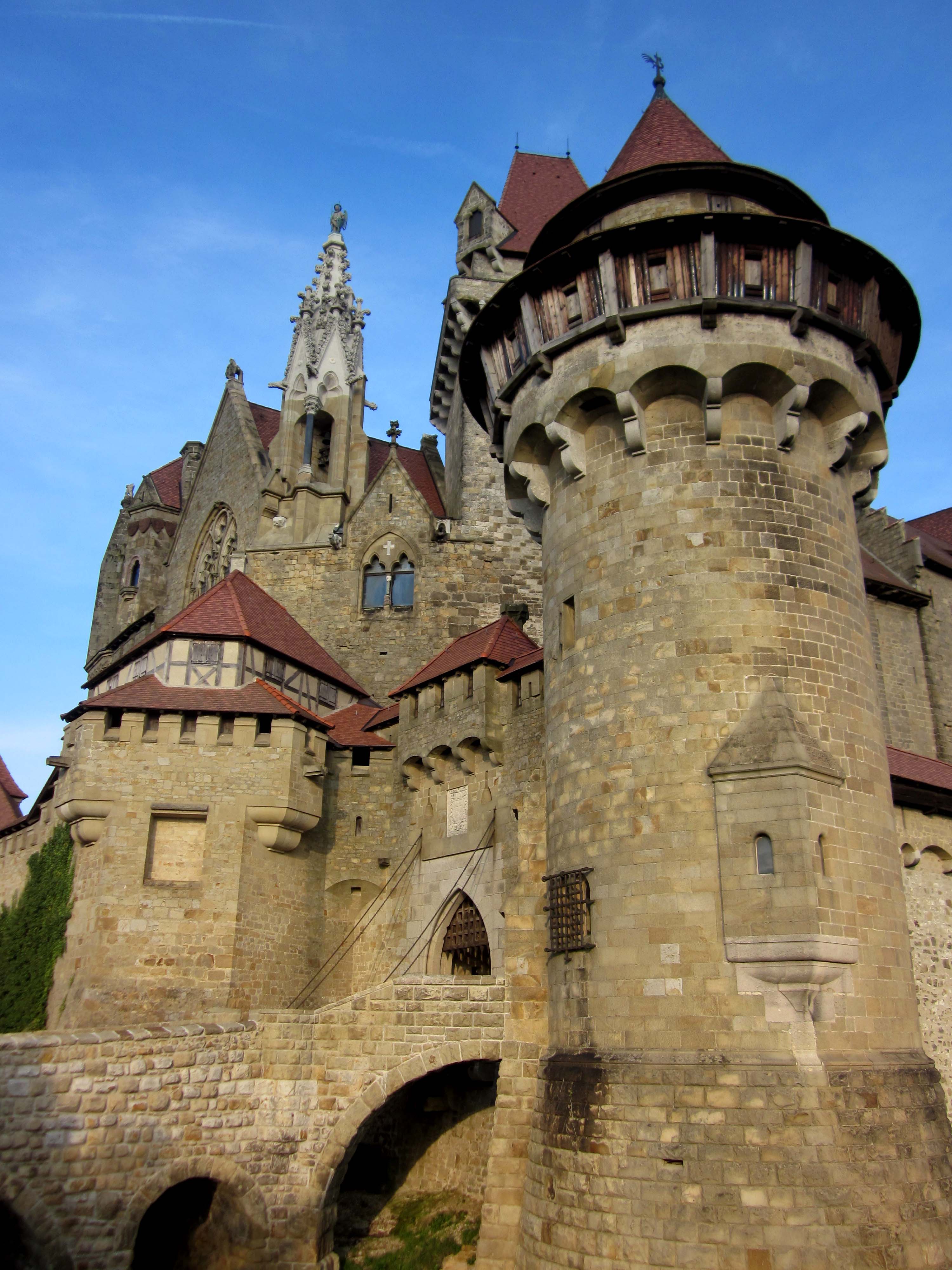 Старинный замок веков был. Замок Кройценштайн. Замки 15 века в Европе. Замок Кройценштайн средневековье. Замки Европы 13 век.